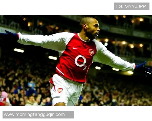 怀念足球巨星的辉煌与离去带来的无尽伤痛