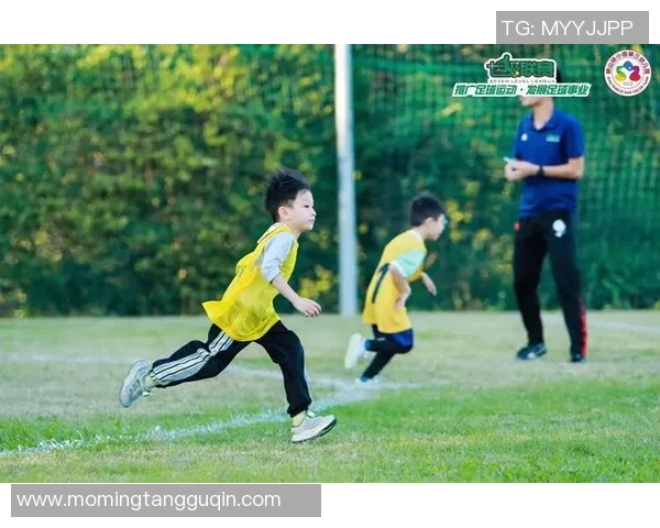 足球明星沙滩温馨瞬间抱小孩亲子时光尽显爱意与快乐 足球明星沙滩温馨瞬间抱小孩亲子时光尽显爱意与快乐